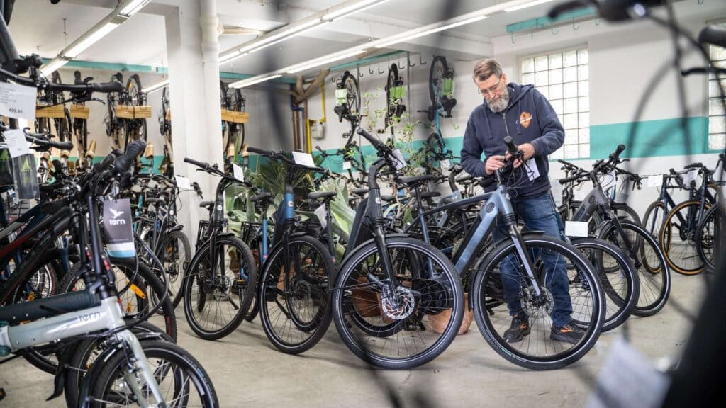 “Deciphering Electric Bike Costs: Factors, Ranges, and Considerations” 